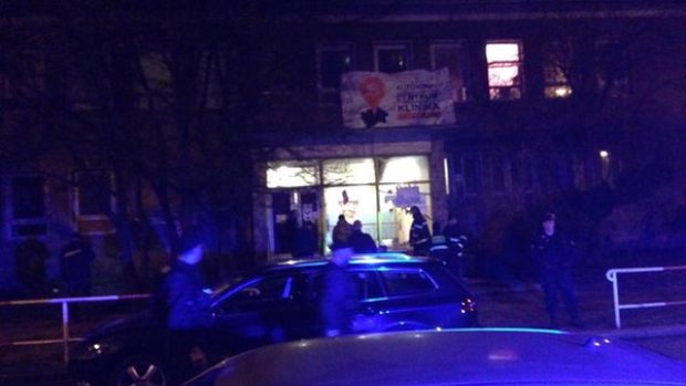 Policie vyšetřuje útok na pražské sociální centrum Klinika