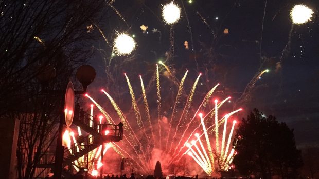 Příchod čínského nového roku, který je zasvěcený ohnivé opici, si ohňostrojem připomněli i lidé v Praze