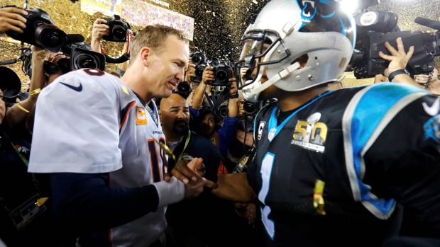 Quaterback týmu Denver Broncos Payton Manning se zdraví se soupeřem z Caroliny Panthers Camem Newtonem poté, co Broncos ovládli jubilejní padesátý Super Bowl