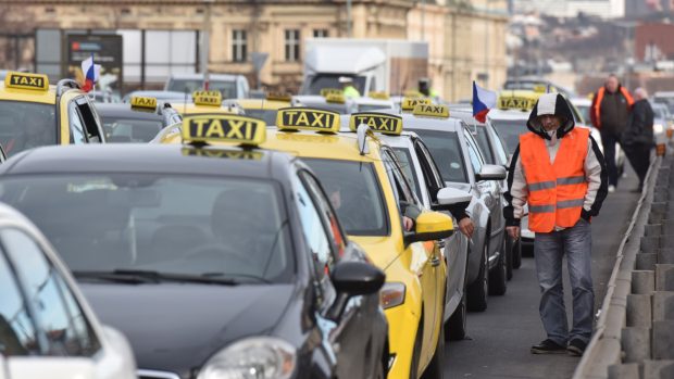 Pražští taxikáři blokují magistrálu, kvůli cenám i &#039;nelegální konkurenci&#039;