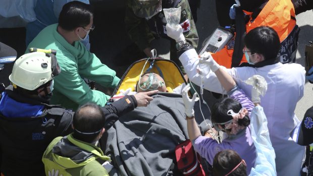 Muž zachráněný ze sutin více než 48 hodin po zemětřesení