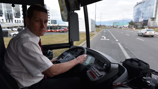 Na pražské letiště bude cestující na zkoušku vozit nejdelší autobus v Česku