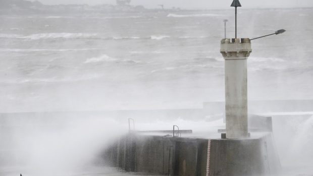 Vlny na pobřeží Francie a Británie dosahovaly až 19 metrů