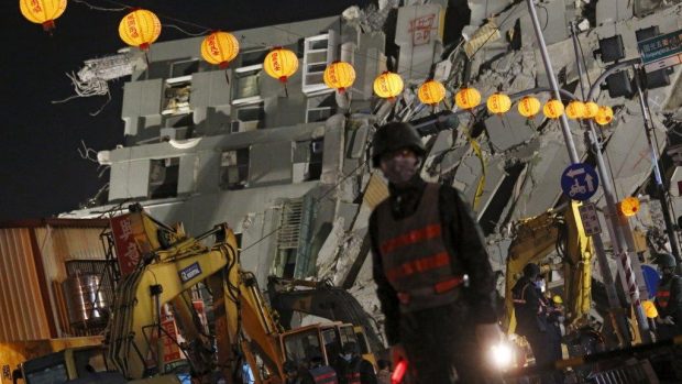 Tchajwanské úřady zatkly stavitele zřícené výškové budovy. V jeho troskách jsou asi stále lidé