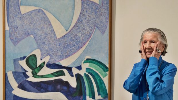 Mecenáška umění Meda Mládková u jedné ze tří úzce souvisejících maleb se stejným názvem Vanoucí modře od Františka Kupky