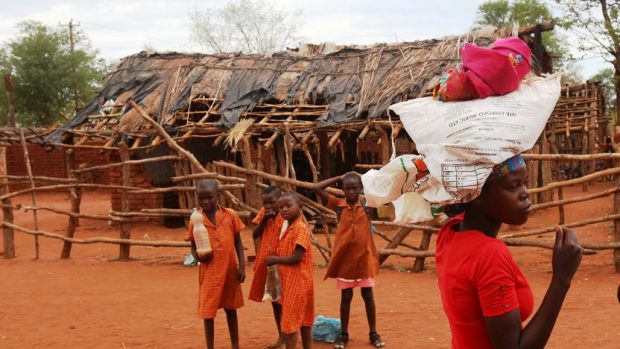 Muž z vesnice Masvingo v Zimbabwe nese měsíční příděl jídla poskytnutý v rámci programu Světového potravinového OSN