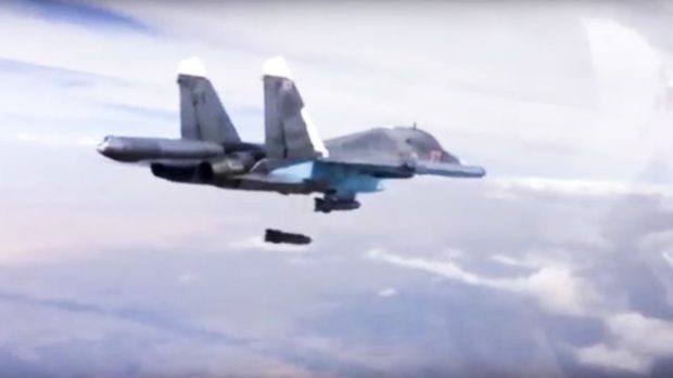 Syrská opozice žádá zastavení ruských leteckých úderů. Na snímku z videa ruského ministerstva obrany z 9. 12. 2015 útočí bombardér Su-34