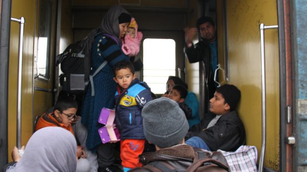Migranti a uprchlíci v tranzitním táboře (ilustrační snímek).