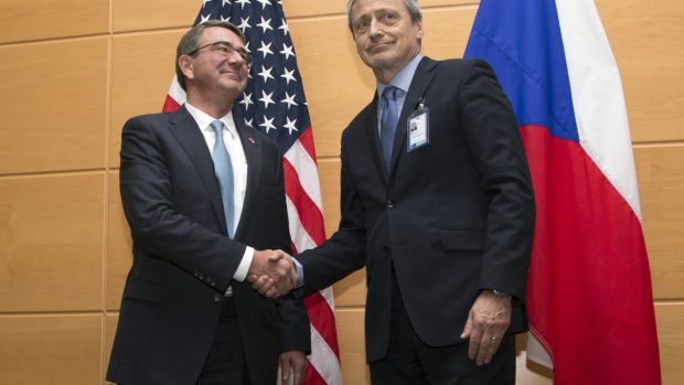 Ministr obrany USA Ashton Carter se v Bruselu zdraví s českým ministrem Martinem Stropnickým