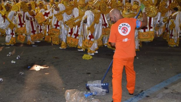 Metař na karnevalu v Riu de Janeiru se stal symbolem boje proti komárům a viru zika