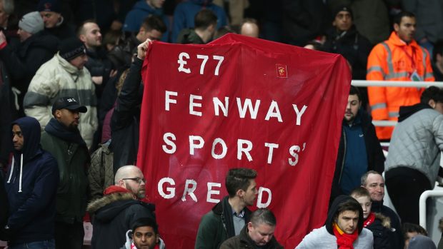 Fanoušci FC Liverpool s transparentem, na němž vyjadřují svou nevoli s plánovaným zdražením vstupenek