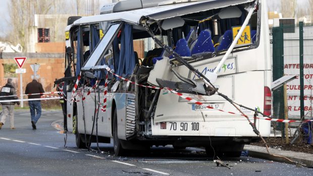 Ve Francii se srazil autobus s kamionem, šest dětí zahynulo