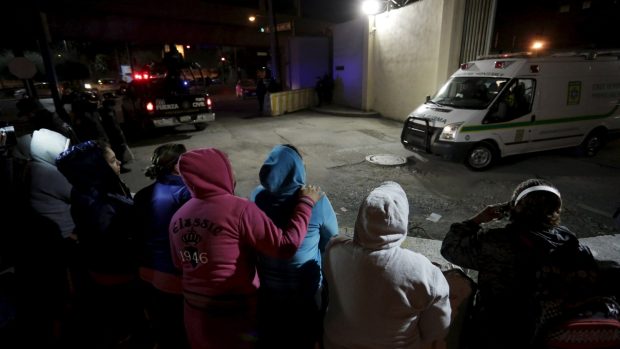 Před věznicí v Monterrey se shromáždili příbuzní odsouzených