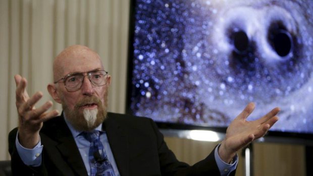 Kip Thorne z Kalifornského technologického institutu během tiskové konference o detekci gravitačních vln