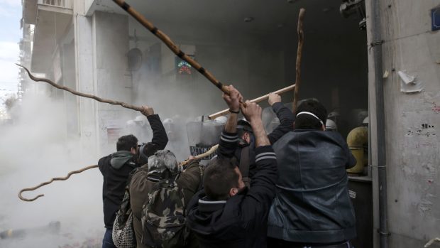 Řečtí zemědělci útočí v Aténách tyčemi na zásahovou jednotku