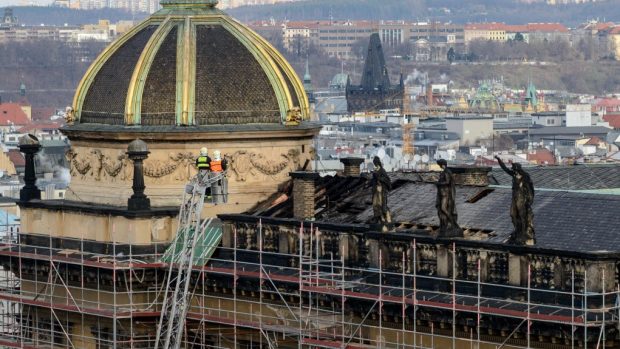 V noci hořela střecha Národního muzea v Praze