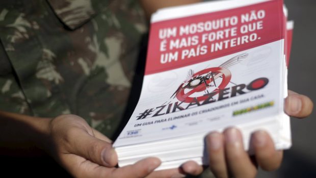 Brazilští vojáci budou rozdávat informační letáky. Akce je zaměřená na prevenci šíření nebezpečných nemocí