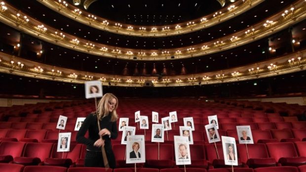 Fotografie potvrzených účastníků předávání cen BAFTA uvnitř Královské opery v Londýně