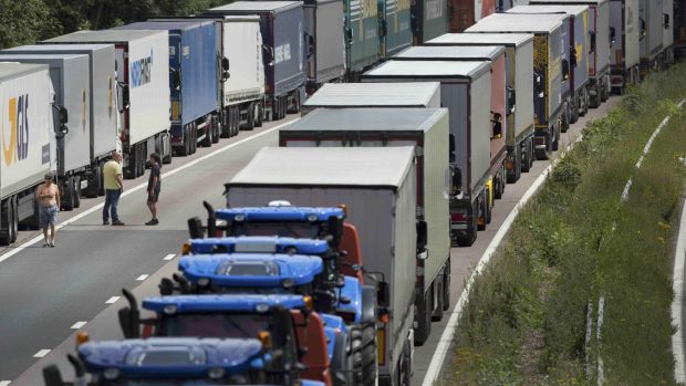 Na britské straně tunelu brání provozu kolony zaparkovaných kamionů