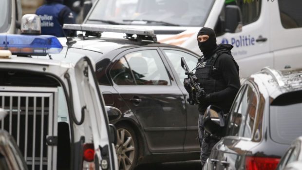 Belgická policie v bruselské čtvrti Molenbeek pátrá po islamistech podezřelých ze spojení s atentáty v Paříži