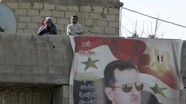 Obyvatelé předměstí Damašku u obrazu syrského prezidenta Bašára Asada