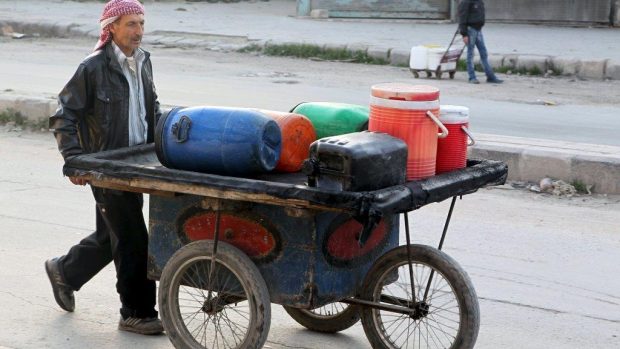 Muž se zásobami vody v syrském Aleppu (ilustrační foto)