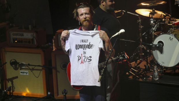 Frontman americké skupiny Eagles of Death Metal Jesse Hughes při koncertu v pařížské Olympii