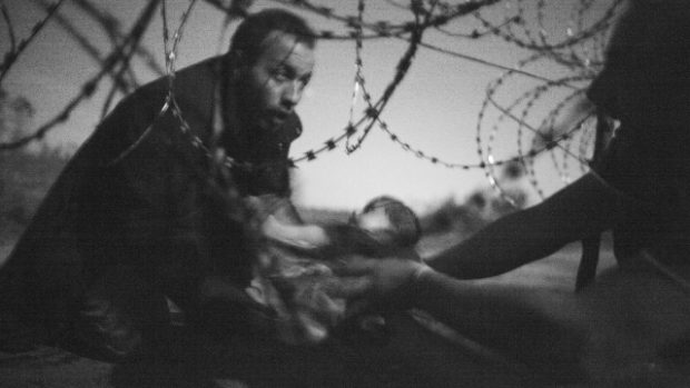 Vítězný snímek World Press Photo zachycuje migranta s dítětem na srbsko-maďarské hranici