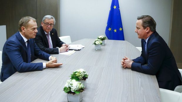 Britský premiér Cameron (vpravo) na bruselském jednání s předsedou Evropské rady Tuskem a šéfem Evropské komise Junckerem