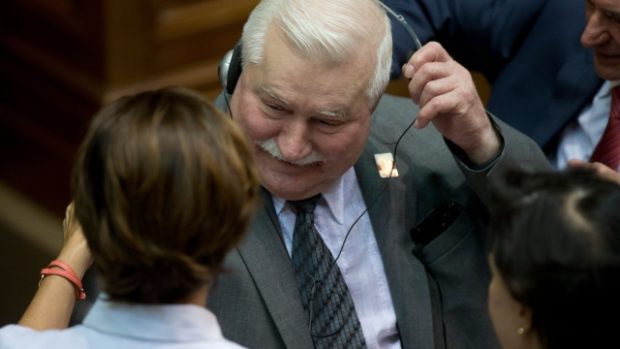 Bývalý polský prezident Lech Wałesa vzkázal z Venezuely, že se nařčení z údajné spolupráce s komunistickou policií bude bránit soudně