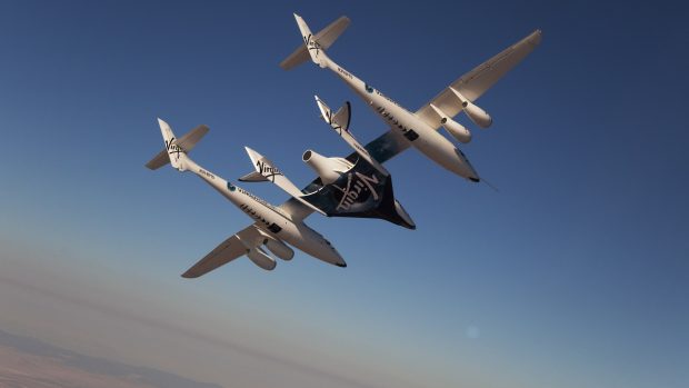 První raketoplán společnosti Virgin Galactic nazvaný SpaceShip Two společně s nosičem čtyř proudových motorů WhiteKnight Two