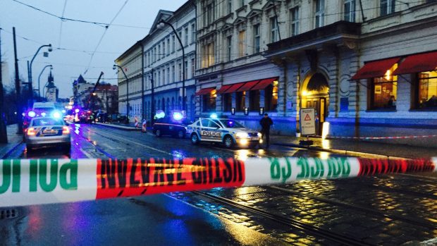 Smetanovo nábřeží v Praze je uzavřené kvůli úniku plynu. Hasiči evakuovali 200 lidí