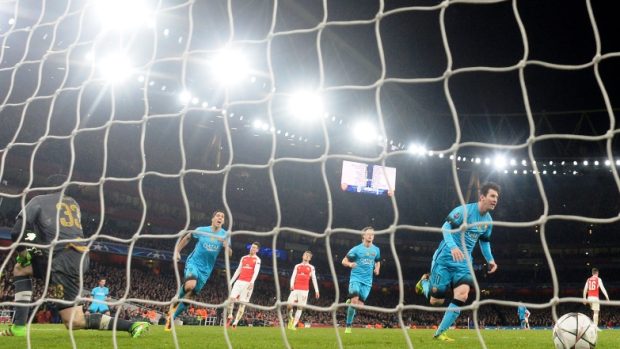 Útočník Barcelony Lionel Messi slaví druhý gól proti Arsenalu s Petrem Čechem v brance