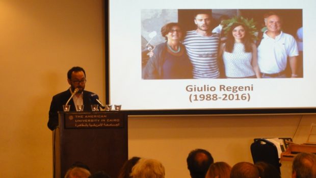 Vzpomínka na Giulia Regeniho na Americké univerzitě v Káhiře