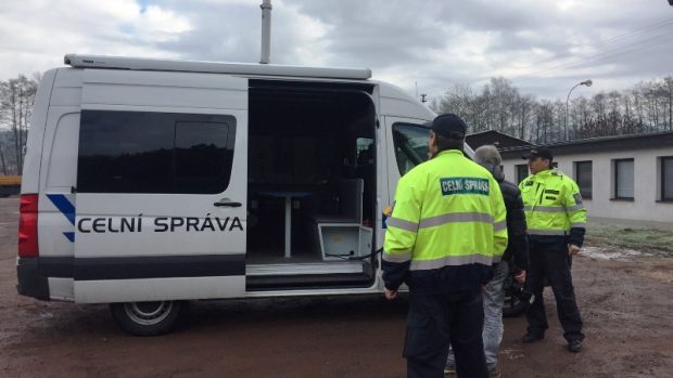 Celníci v Královéhradeckém kraji pomocí mobilního rentgenu kontrolují nákladní vozidla