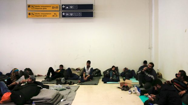 Migranti spí na nepoužívaném letišti Hellenikon v Aténách, kde jsou dočasně ubytováni