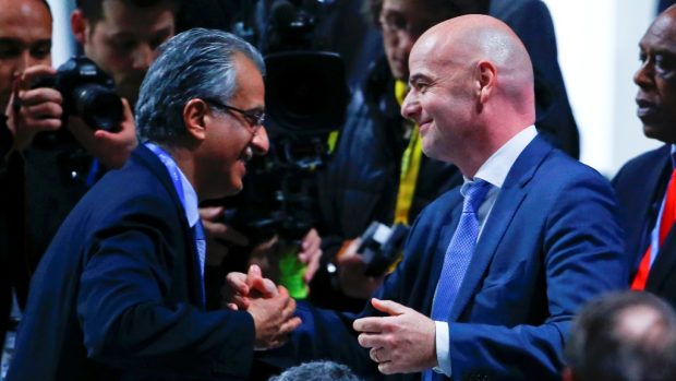 Nově zvolený šéf Mezinárodní fotbalové federace FIFA Gianno Infantino přijímá gratulace čerstvě po svém zvolení