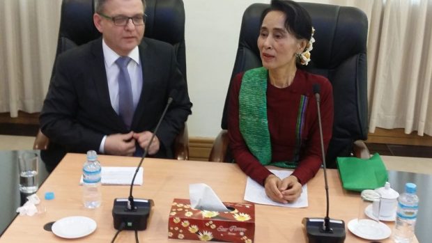 Ministr zahraničí Lubomír Zaorálek se v barmském parlamentu v v Neipyijtu sešel s předsedkyní Národní ligy pro demokracii Aun Schan Su Ťij