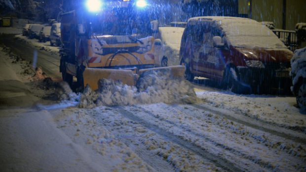 Sníh v pražských ulicích způsoboval včera večer problémy hlavně autobusům MHD, a to zejména v okrajových částech metropole