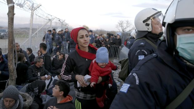 Běženci čekají u vesnice Idomeni na otevření hranice do Makedonie