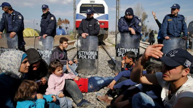 Skupina uprchlíků zablokovala železniční trať, která vede z Řecka do Makedonie. Nelíbí se jim, že je makedonská policie nechce pustit dál