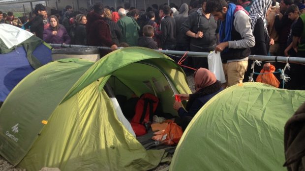 Uprchlíci čekají v táboře na řecko-makedonském pomezí, zda se dostanou za hranice