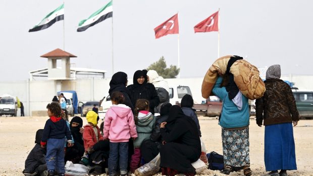 Syrští migranti u hraničního přechodu Bab al-Salam