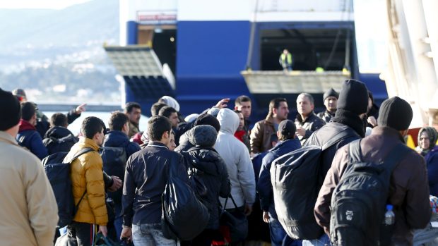 Z řeckých ostrovů dnes připlula do Atén další asi tisícovka migrantů