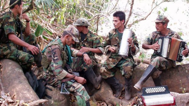 Povstalci Revolučních ozbrojených sil Kolumbie v džungli
