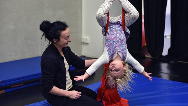 Děti se v cirkusové školce učí žonglovat i šplhat po laně