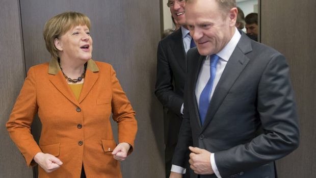 Kancléřka Angela Merkelová a předseda Evropské rady Donald Tusk na mimořádném summitu v Bruselu