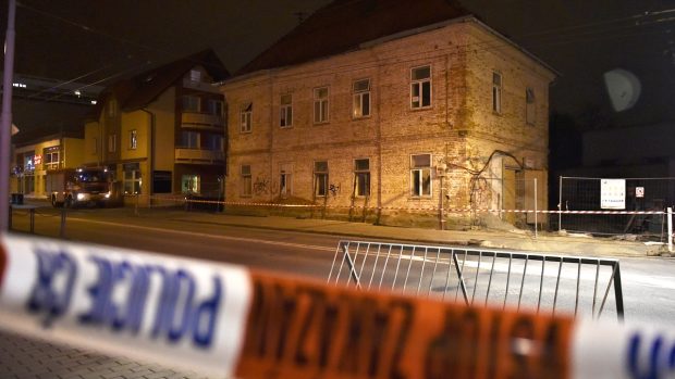 Okolí dvoupodlažního domu v ulici Sokolská ve Zlíně policie uzavřela