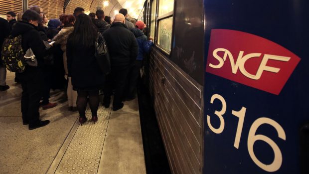 Cestující v Monaku nastupují do vlaku mířícího do Francie těsně před začátkem stávky na tamní železnici
