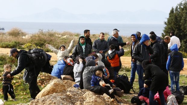 Syrští uprchlíci, kterým turecká policie zabránila v plavbě na řecké ostrovykonisi podle člunech, v blízkosti pláže v západní tureckého pobřežního města Didim